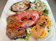Una foto di gamberi salmone