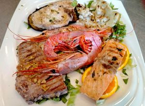 Foto di Grigliata di Pesce con Pesce Spada, Tonno, Gamberoni, Seppie e Salmone