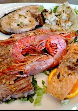 Foto di Grigliata di Pesce con Pesce Spada, Tonno, Gamberoni, Seppie e Salmone