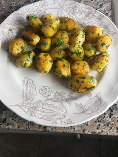 Una foto de Papines con ajo y perejil