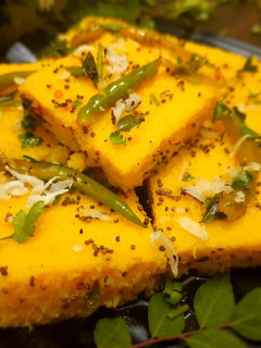 यम्मी एंड स्पोंजी ढोकला (spongy dhokla recipe in hindi) रेसिपी मुख्य फोटो