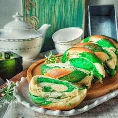 A picture of Green & White Swirl Bread.