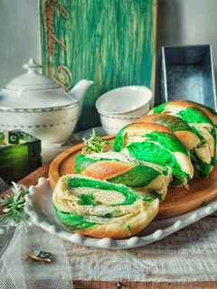 A picture of Green & White Swirl Bread.