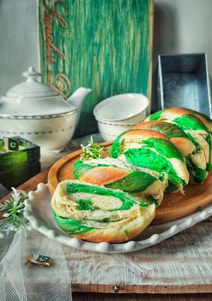 A picture of Green & White Swirl Bread.