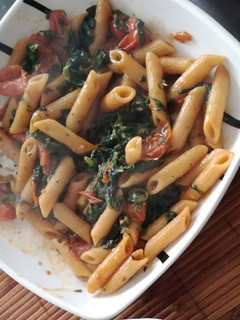 Una foto de Pasta integral con espinacas