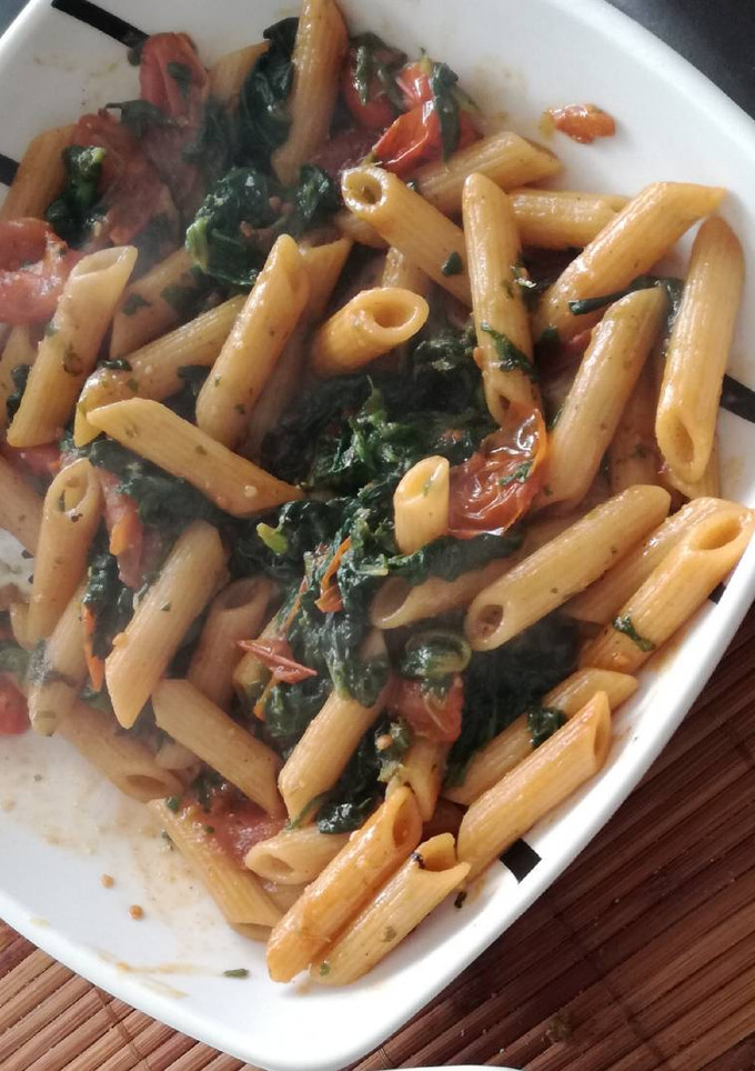 Una foto de Pasta integral con espinacas