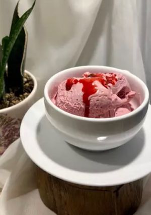 A picture of Fresh Blackberry lce cream 🍨.