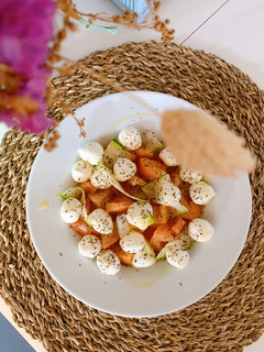 Una foto de Ensalada de tomate, lascas de calabacín y perlas de mozzarella