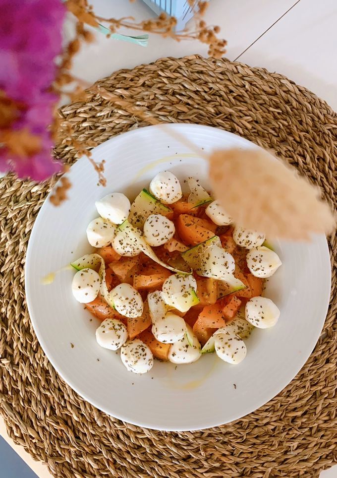 Una foto de Ensalada de tomate, lascas de calabacín y perlas de mozzarella