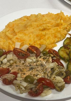 Zöldséges lazac répás krumplipürével recept fotója