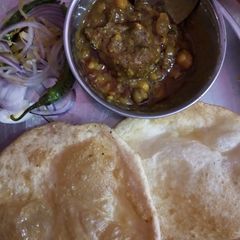 A picture of Bhature chole.