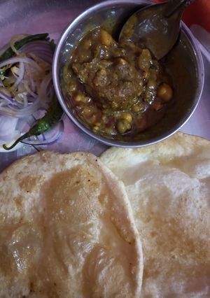 A picture of Bhature chole.