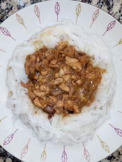 Una foto de Tallarines de arroz en salsa de yogur y soja