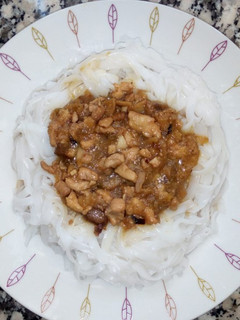 Una foto de Tallarines de arroz en salsa de yogur y soja