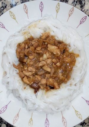 Una foto de Tallarines de arroz en salsa de yogur y soja