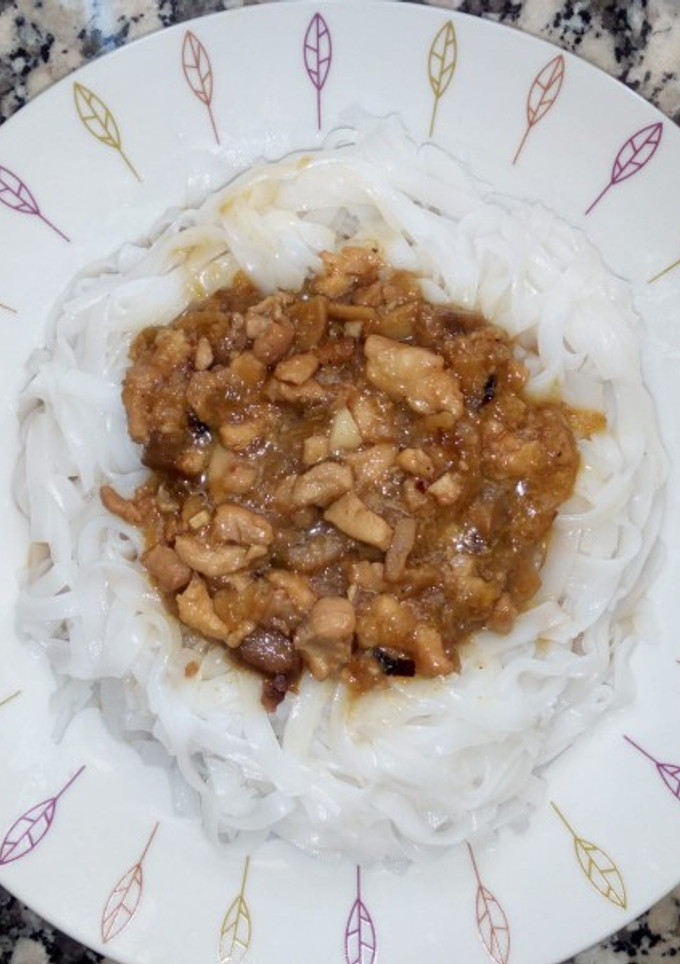 Una foto de Tallarines de arroz en salsa de yogur y soja