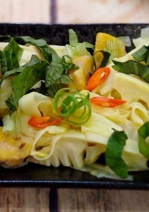 Hình của món Măng (sặt, nứa, tre, trúc, vầu, giang) xào tempeh, lá lốt.