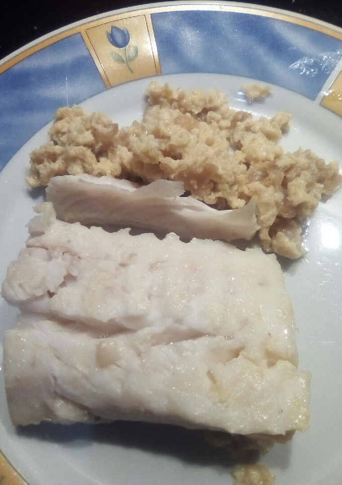 Una foto de Merluza con un revuelto de acompañamiento