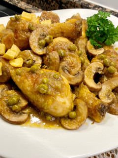 Una foto de Muslitos de pollo con champiñones