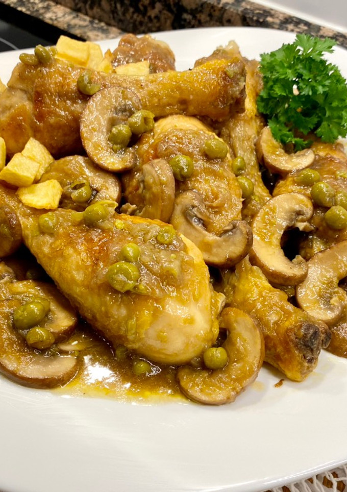 Una foto de Muslitos de pollo con champiñones