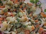 Una foto de ensalada de ejotes con zanahoria