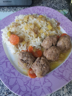 Una foto de Albóndigas en salsa de zanahoria y puerro, acompañado de arroz