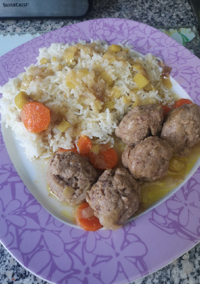 Una foto de Albóndigas en salsa de zanahoria y puerro, acompañado de arroz