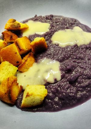Foto di Vellutata di cavolo viola e porri con crostini e fonduta di parmigiano