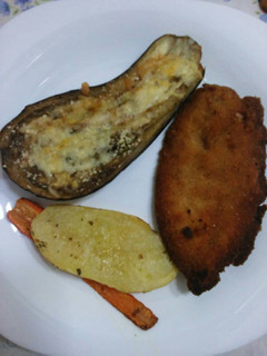 Una foto de Verduras al horno con milanesas de pollo