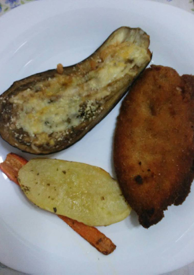 Una foto de Verduras al horno con milanesas de pollo