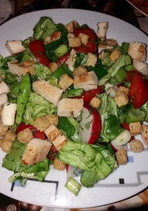 O poză a rețetei Salată cu pui și crutoane.