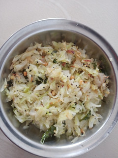 முட்டைக்கோஸ் பொரியல் (Muttaikosh poriyal recipe in tamil) செய்முறை முக்கிய புகைப்படம்
