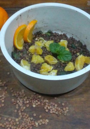 Una foto de Ensalada de lentejas naranja y jengibre