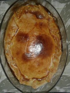 Una foto de Tarta salada con relleno de salsa de chorizo