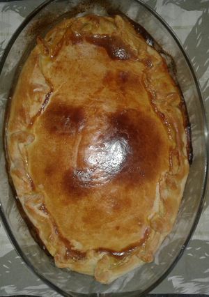 Una foto de Tarta salada con relleno de salsa de chorizo