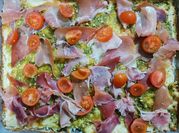 Una foto de pizza con pesto