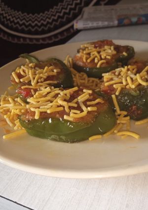 સ્ટફ બેલ પેપર (Stuffed Bell Paper Recipe In Gujarati) રેસીપી મુખ્ય ફોટો