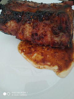 Una foto de Costilla con miel, barbacoa y mostaza