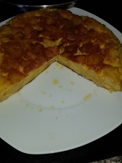 Una foto de Tortilla de patatas (y ajo)