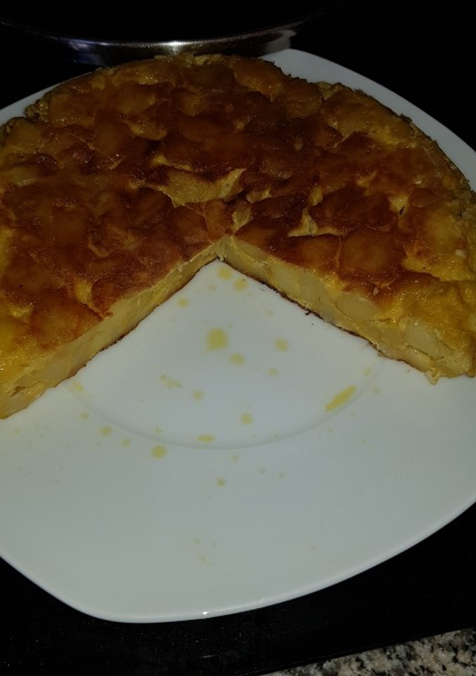 Una foto de Tortilla de patatas (y ajo)