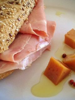 Una foto de Bocadillo de jamón york con queso curado al aceite de romero