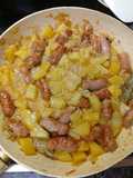 Salchichas al vino con patatas en sartén