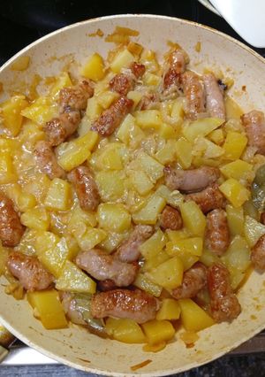 Foto principal de Salchichas al vino con patatas