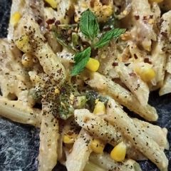 A picture of White sauce pasta.