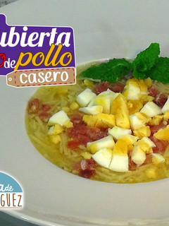 Una foto de Caldo de pollo casero y sopa cubierta