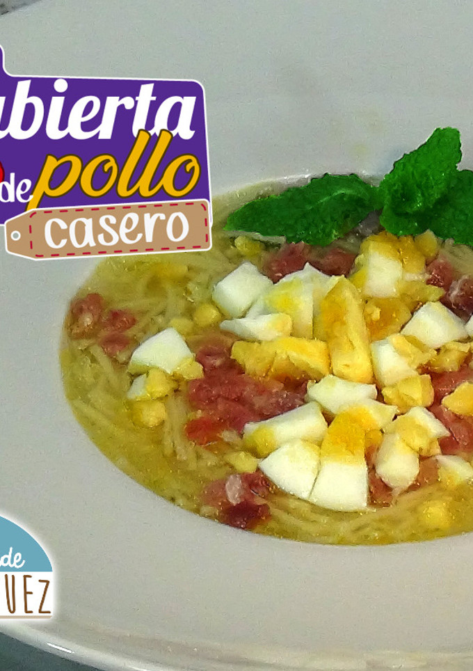 Una foto de Caldo de pollo casero y sopa cubierta