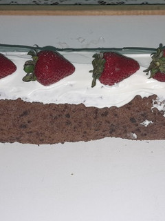 Una foto de Pionono de chocolate y frutilla 🍓