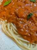 Esparguete com molho de tomate e manjericão