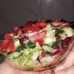 A picture of Healthy & juciy bowl🥒🥕🍓🍋🥬.