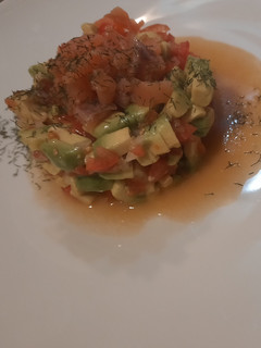 Una foto de Tartar de salmón ahumado, cherrys y aguacate